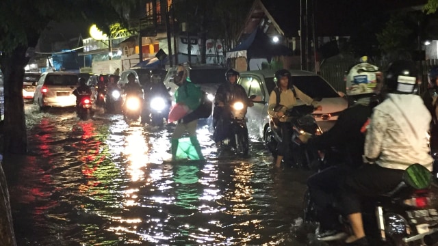 Risma Enggan Komentari soal Banjir yang Rendam Surabaya (89744)