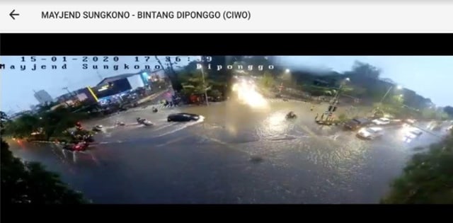 Gambar kamera pengawas yang menunjukkan debit air banjir menggenangi Jalan Mayjen Sungkono dan Diponegoro, Surabaya, Rabu (15/1/2020). (istimewa)