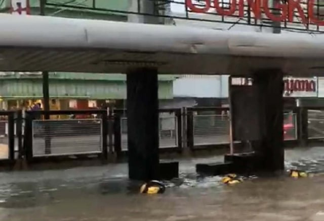 Darmo Park Surabaya Kembali Banjir, Sejumlah Kendaraan Tenggelam