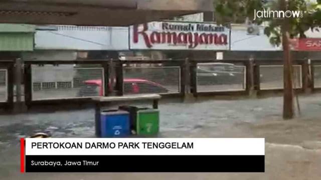 Video: Hujan Mengguyur Surabaya, Pertokoan Darmo Park Terendam Banjir