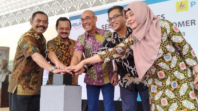 Pemakaian layanan premium gold ditandai dengan penyalaan listrik secara simbolis oleh General Manager PLN Unit Induk Distribusi Jateng dan D.I. Yogyakarta, Feby Joko Priharto, dan Wali Kota Solo, FX Hadi Rudyatmo di Loji Gandrung. (Agung Santoso)