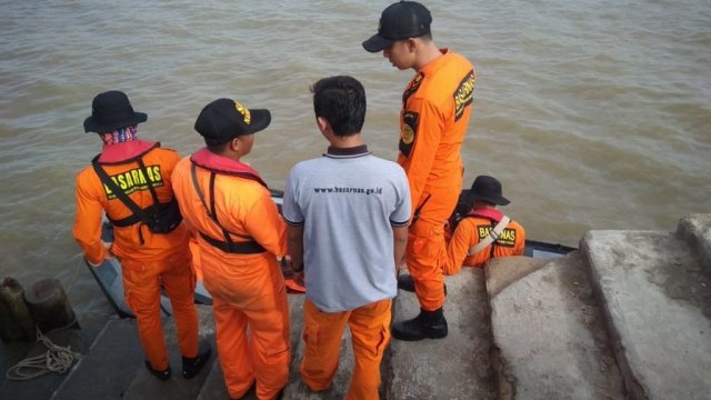 Tim Basarnas usai mencari korban yang tenggelam hari ini. Foto: Bahara Jati