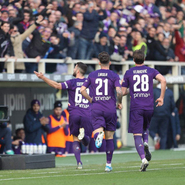 Para pemain Fiorentina merayakan gol Patrick Cutrone ke gawang Atalanta. Foto: Twitter @acffiorentina