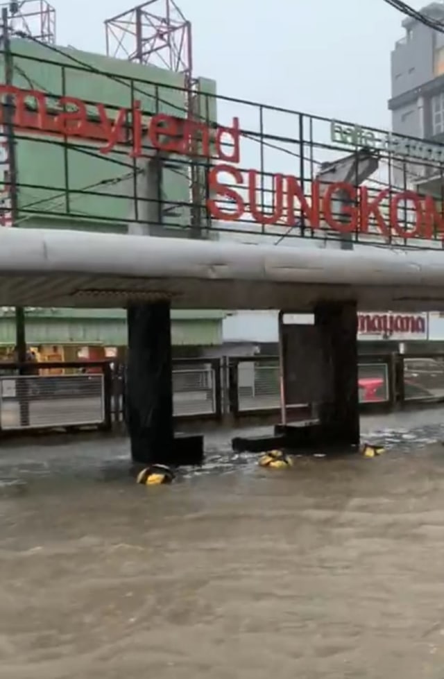 Banjir di Jalan Mayjend Sungkono (kompleks Darmo Park II) Surabaya sekitar pukul 17.30 WIB pada Rabu (15/1).
