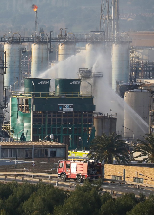 Petugas pemadam kebakaran berusaha memadamkan kebakaran pabrik kimia di Tarragona, Spanyol. Foto: REUTERS/Nacho Doce