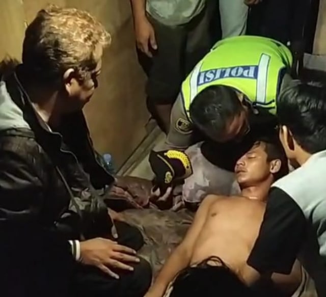 FOTO Kapolsek Pahandut saat memberikan napas buatan kepada Eko usai dievakuasi, Rabu 15 Januari 2020.JPG