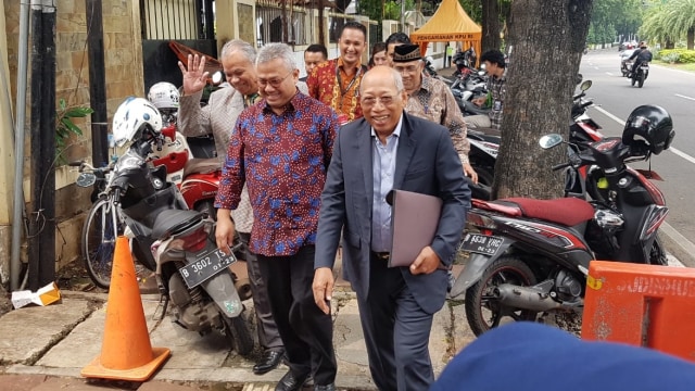 Ketua KPU Arief Budiman, dan tim PDIP I Wayan Sudirta, Teguh Samudera di kantor KPU Foto: Efira Tamara Thenu/kumparan