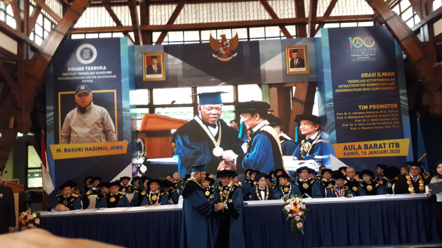 Menteri PUPR Basuki Hadimuljono diberi gelar Doktor Honoris Causa dari ITB, Kamis (16/1). (Foto-foto: Assyifa/bandungkiwari.com)