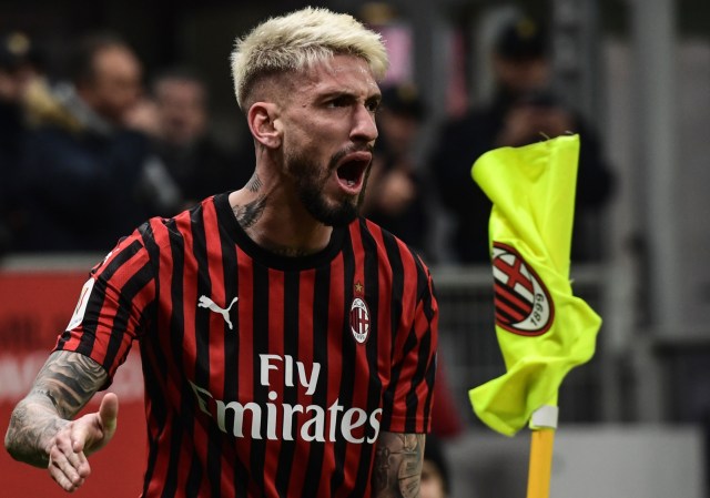 Pemain sayap Milan, Samuel Castillejo, melakukan selebrasi usai menjebol gawang SPAL 2013. Foto: AFP/Miguel Medina