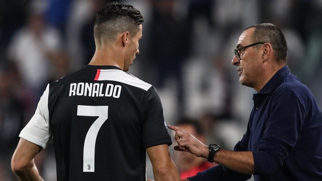 Maurizio Sarri memberi instruksi pada Cristiano Ronaldo. Foto: AFP/Isabella Bonotto