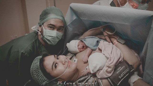 Syahnaz Sadiqah, Jeje 'Govinda', dan bayi kembarnya. (Foto: Instagram @syahnazs)