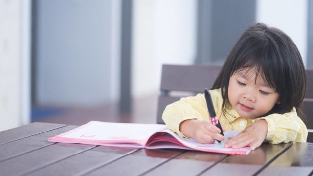 Ilustrasi ibu mengajarkan anak balita menulis. Foto: Shutter Stock