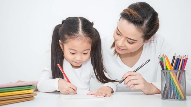 Ilustrasi ibu mengajarkan anak balita menulis. Foto: Shutter Stock