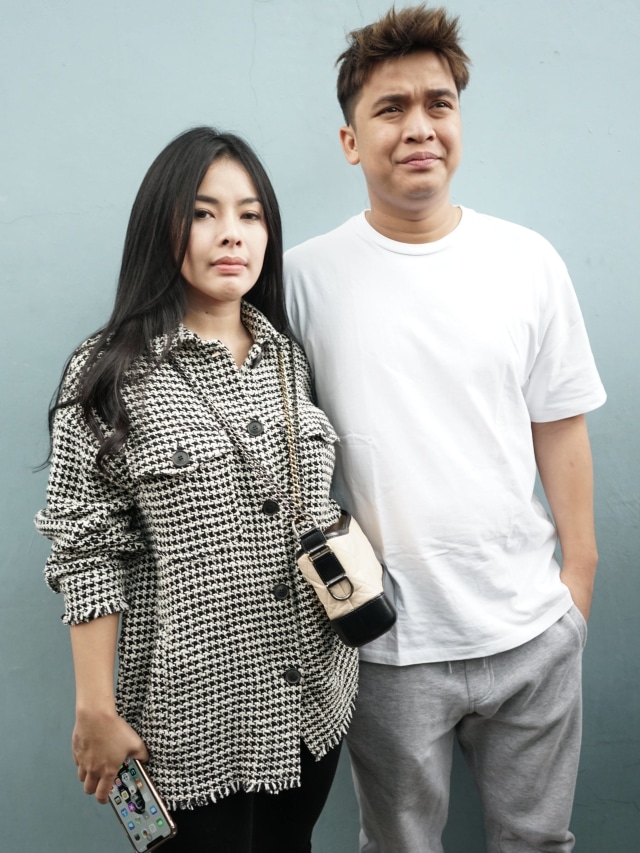 Presenter Billy Syahputra bersama pacaranya Elvira saat ditemui dikawasan Tendean, Jakarta, Kamis, (16/1/) Foto: Ronny