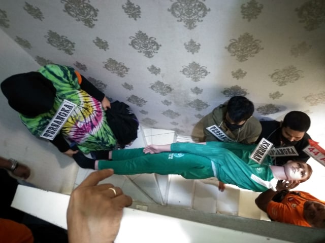 Para tersangka saat membawa jenazah hakim Pn Medan Jamaluddin. Foto: SumutNews