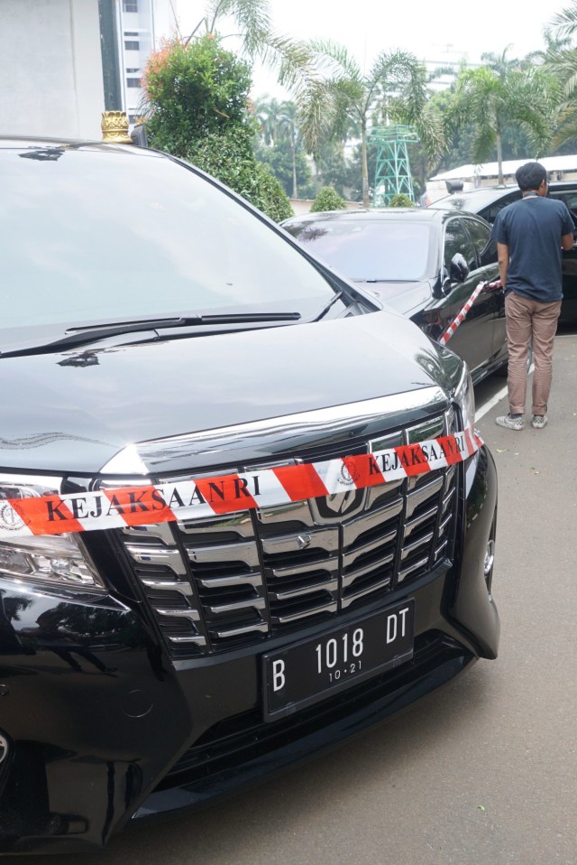 Kendaraan sitaan kasus korupsi Jiwasraya terparkir di Kejaksaan Agung, Jakarta, Kamis (16/1).  Foto: Helmi Afandi Abdullah/kumparan 