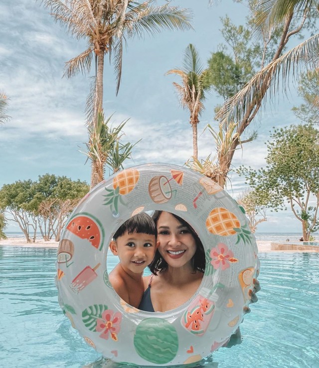Andien bersama anak pertamanya, Kawa, saat berlibur di Lombok Foto: Instagram @andienaisyah