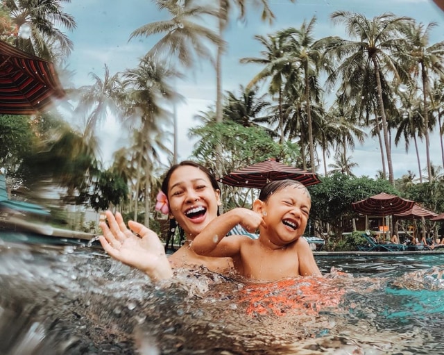 Pose bahagia Andien dan Kawa saat berenang di salah satu hotel di Lombok. Foto: Instagram @andienaisyah