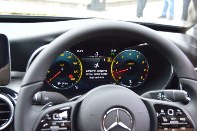 Speedometer Mercedes-Benz C-Class C180 Foto: Bagas Putra Riyadhana/kumparan