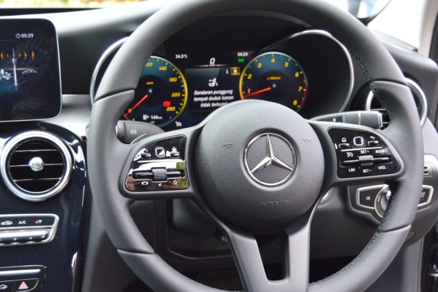 Lingkar kemudi dan speedometer Mercedes-Benz C-Class C180 Foto: Bagas Putra Riyadhana/kumparan