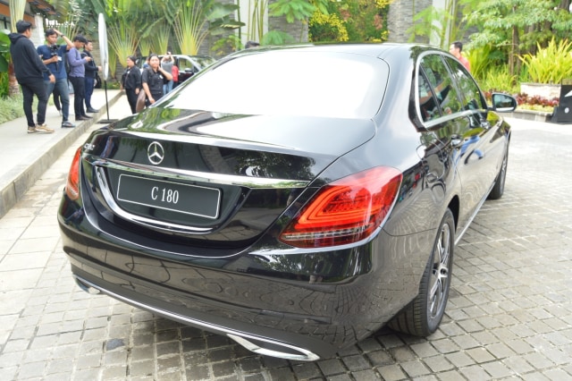 Mercedes-Benz C-Class C180 tampak belakang Foto: Bagas Putra Riyadhana/kumparan