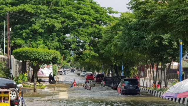 Genangan banjir di Jalan S. Parman | Photo by Karja
