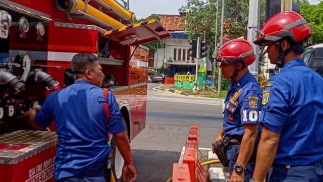 Petugas pemadam kebakaran menyiram tumpahan solar di Jl. Veteran, Gambir, Jakarta Pusat.
 Foto: Instagram/ @humasjakfire