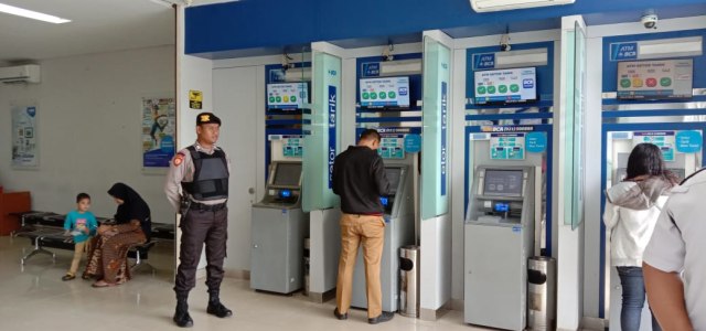 Pengawalan di ATM oleh Polisi. Foto : Muhammad Cholul/kepripedia.com
