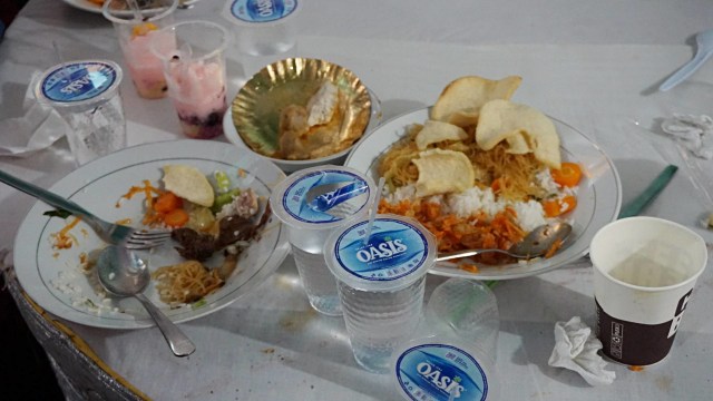 Ilustrasi sampah sisa makanan kondangan. Foto: Prabarini Kartika/kumparan