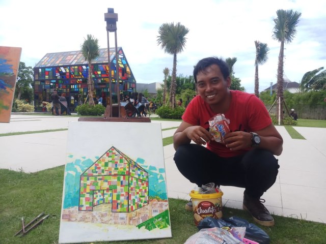 Sugiharto SIho dan karyanya di Taman Mozaik, Surabaya. Foto : Masruroh/Basra