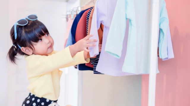 Ilustrasi balita ingin pakai baju sendiri. (shutterstock)