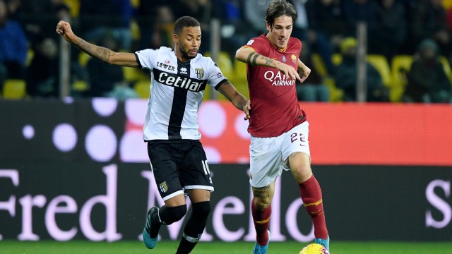 Pemain AS Roma, Nicolo Zainolo, diadang pemain Parma. Foto: REUTERS/Alberto Lingria