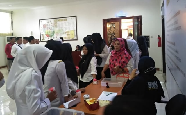 PEGAWAI Pemerintah Provinsi (Pemprov) Riau menjalani tes urine, Rabu, 15 Januari 2020, di kantor Gubernur Riau. 