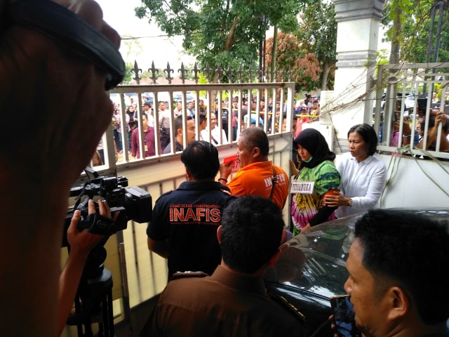 Zuraida membukakan pagar  setelah mayat Jamaludin dimasukkan ke dalam mobil Toyota Prado milik korban. Foto: SumutNews
