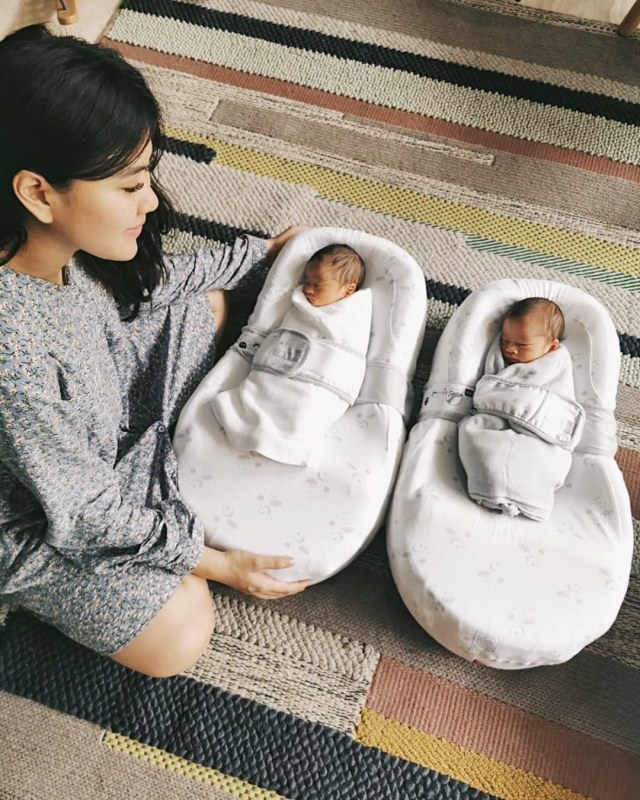 Syahnaz Sadiqah dan bayi kembarnya. (Foto: Instagram @syahnazs)