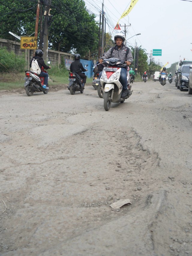 Sejumlah kendaraan melintas di Jalan Pejuang, Pondok Ungu, Bekasi, Kamis (16/1). Foto: Helmi Afandi Abdullah/kumparan