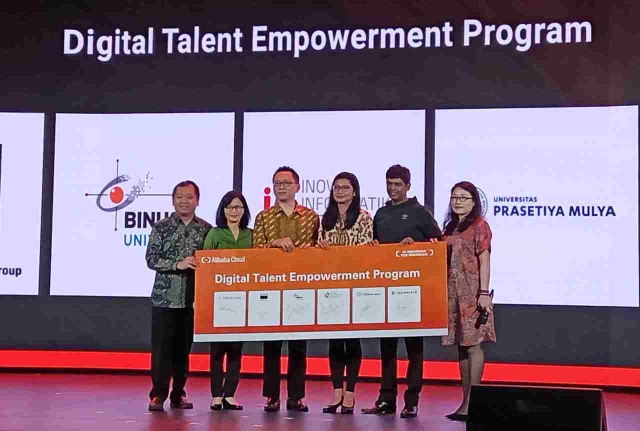 Penandatanganan kerja sama Alibaba Cloud dengan Binus, Prasetiya Mulya, Trainocate, PT Inovasi lnformatika (i3), dan BLOCK71 dalam acara Alibaba Cloud Day 2020 di Jakarta, Kamis (16/01). Foto: Vina Anggita