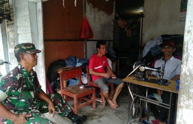 ﻿﻿Babinsa Kelurahan Moro, Serka M Amin melakukan Komunikasi Sosial bersama warga. Foto: Khairul S/kepripedia.com