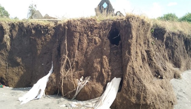 Kuburan di bibir pantai Sampulungan Takalar terdampak abrasi, kain kafan keluar dari kuburan, (Foto: Makassar Indeks/Sibali).