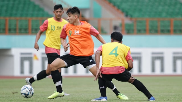 Jack Brown (tengah), gelandang Lincoln City U-18 yang mengikuti seleksi Timnas U-19 Indonesia. Foto: PSSI