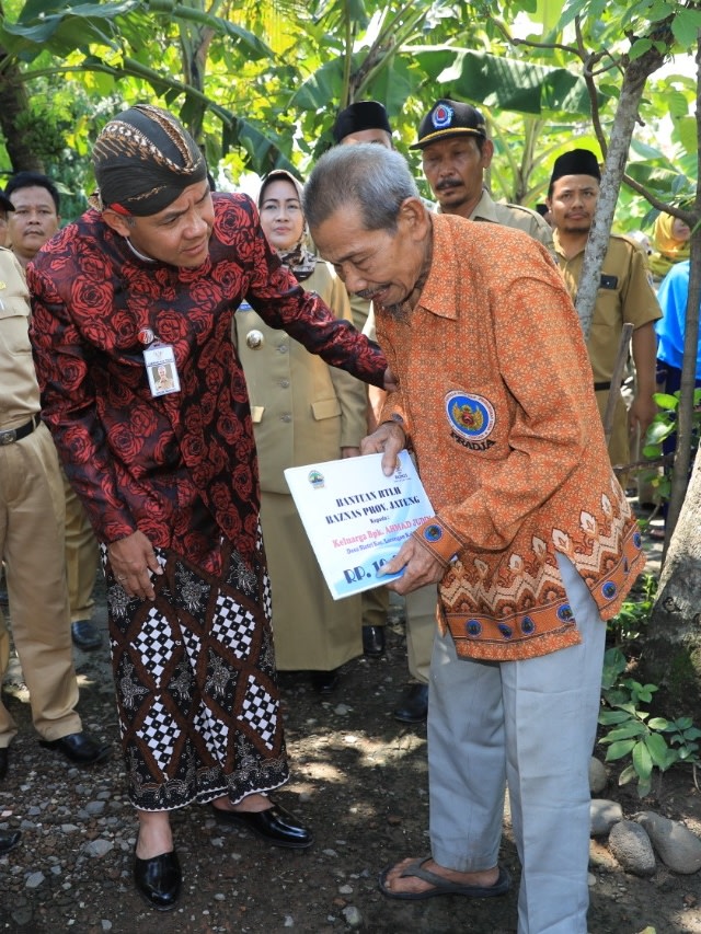 Gubernur Jawa Tengah Ganjar Pranowo memberikan bantuan kepada masyarakat kurang mampu melalui program zakat ASN.  Foto: Dok. Pemprov Jateng