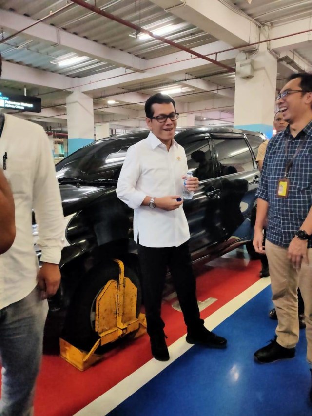 Menteri Pariwisata dan Ekonomi Kreatif Wishnutama mengecek parkiran dan pick up point Terminal 3 Bandara Internasional Soekarno-Hatta, Kamis (16/1). Foto: Helinsa Rasputri/kumparan