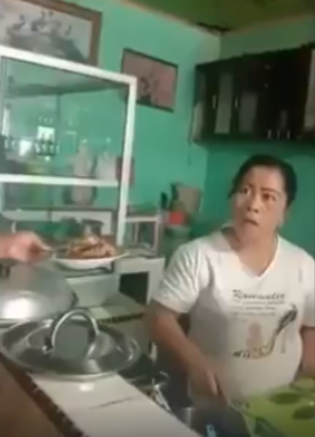 Salah satu pekerja di warung makan yang terlibat cek-cok dengan pengunjung lantaran patok harga tidak wajar. (Foto: tangkapan layar Facebook/Ana Julva CyaNk Bundha)