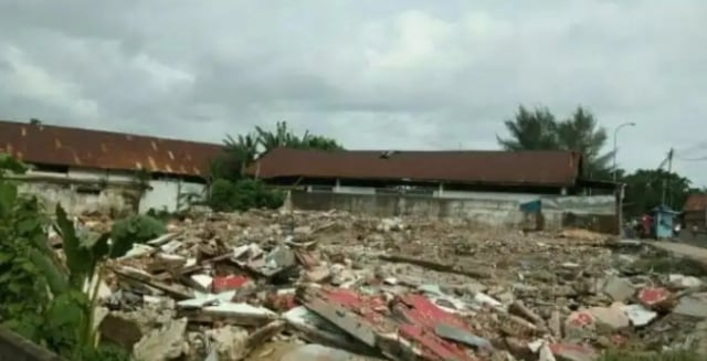 Sejumlah pertokoan di Halmahera Barat sudah digusur karena akan dibuat Waterfront City. Foto: Iin