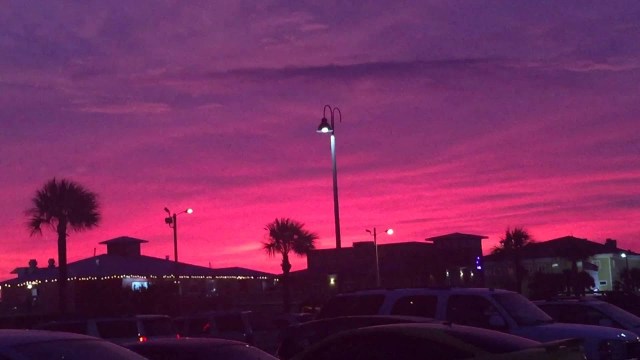 Penampakan langit ungu di Florida. Foto: YouTube/Tabatha’s Perspective