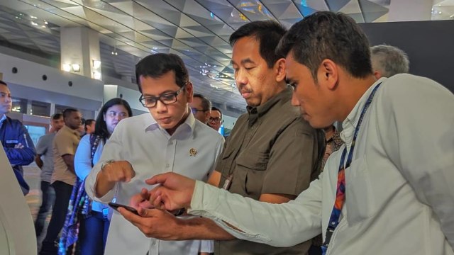 Menparekraf Wishnutama bertemu Dirut PT Angkasa Pura II Muhammad Awaludin dalam kunjungan kerja ke Terminal 3 Bandara Internasional Soekarno-Hatta. Foto: Helinsa Rasputri/kumparan