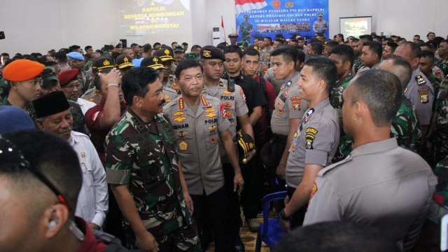 Kapolri Jenderal Idham Azis dan Panglima TNI Marsekal Hadi Tjahjanto di Maluku. Foto: Dok. Polri