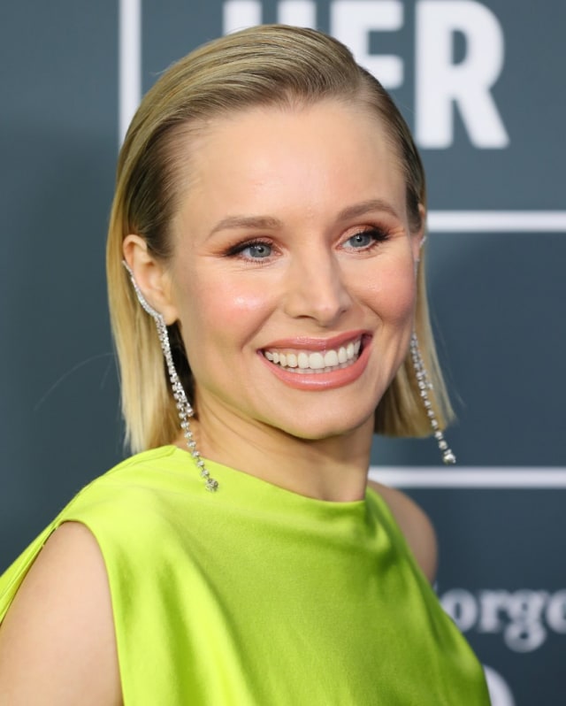 Kristen Bell tampil glamor mengenakan anting berlian dari Miss Mondial di Critics Choice Awards 2020. Foto: Jean-Baptiste LACROIX / AFP