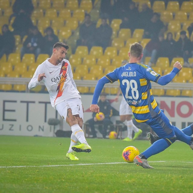 Aksi Lorenzo Pellegrini (jersi putih) di laga melawan Parma. Foto: Twitter @asroma