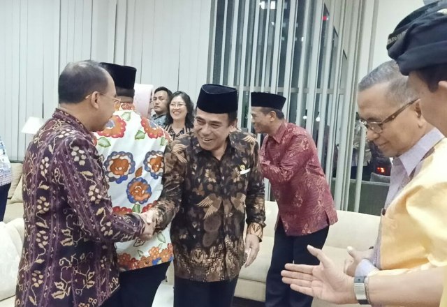 Wali Kota Kupang, Dr. Jefirstson R. Riwu Kore saat bertemu Menag Fachrul Razi. Foto: istimewa.